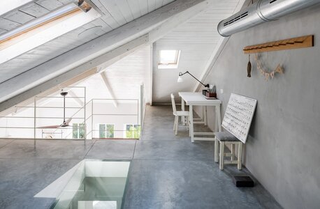 משרד בעליית הגג